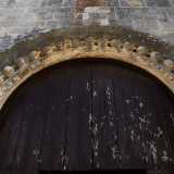 Quello centrale, il pi� grande, � inquadrato da una doppia cornice all�esterno dentellata e all�interno composta da grosse sfere